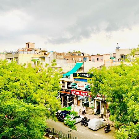 Qotel Hotel Rajouri Garden Above Ritu Marbles, Near Rajouri Garden Metro Station-Couple Friendly Yeni Delhi Dış mekan fotoğraf