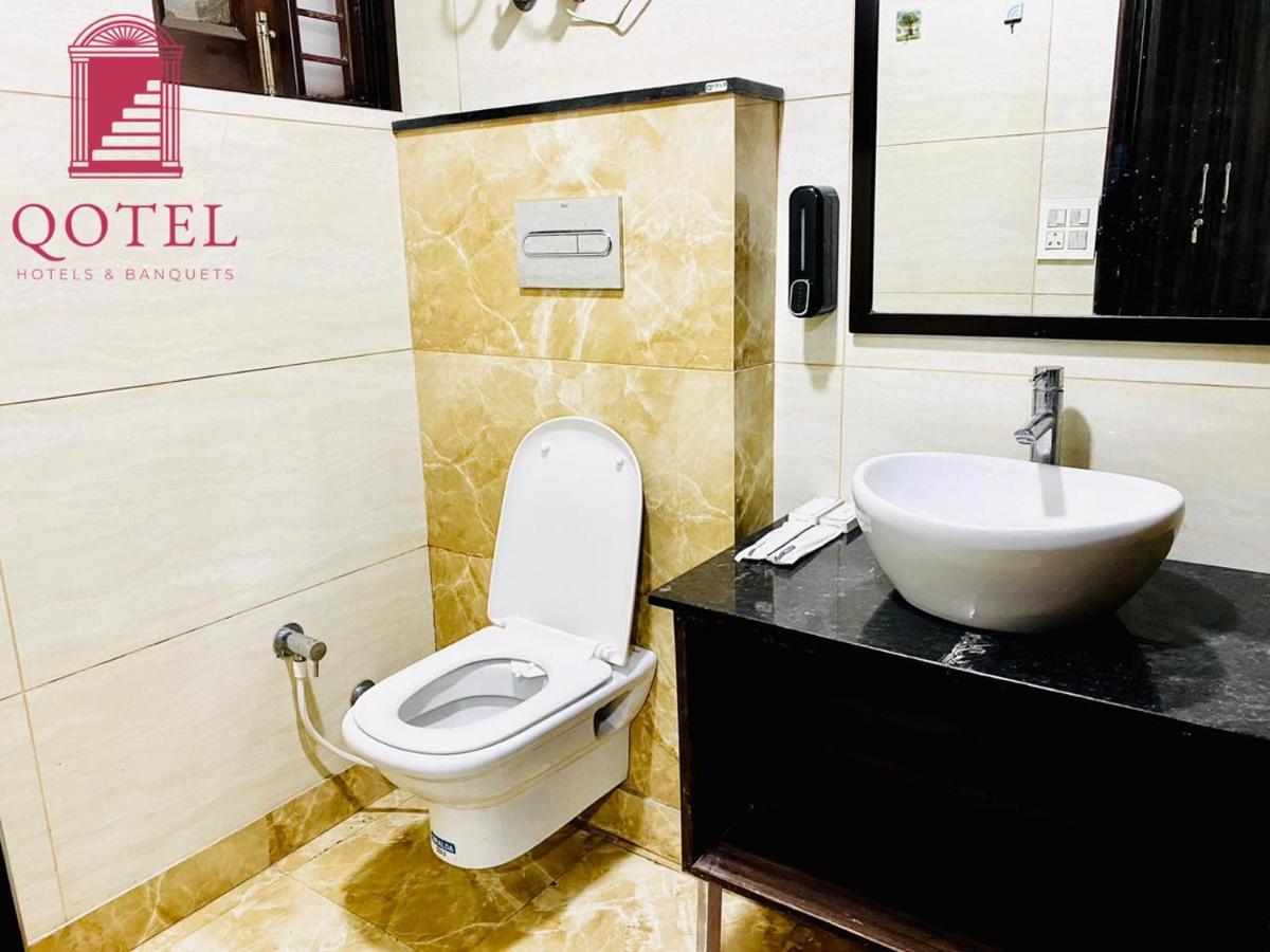 Qotel Hotel Rajouri Garden Above Ritu Marbles, Near Rajouri Garden Metro Station-Couple Friendly Yeni Delhi Dış mekan fotoğraf