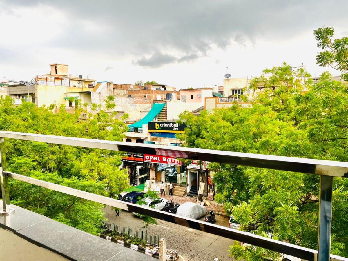 Qotel Hotel Rajouri Garden Above Ritu Marbles, Near Rajouri Garden Metro Station-Couple Friendly Yeni Delhi Dış mekan fotoğraf
