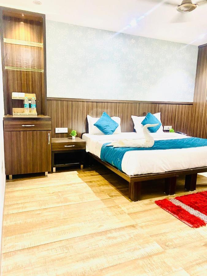 Qotel Hotel Rajouri Garden Above Ritu Marbles, Near Rajouri Garden Metro Station-Couple Friendly Yeni Delhi Dış mekan fotoğraf