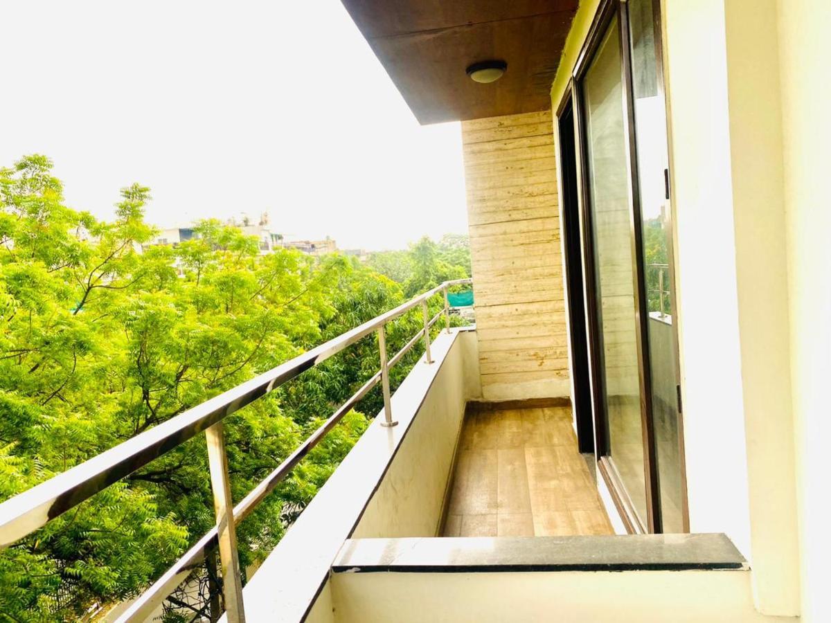 Qotel Hotel Rajouri Garden Above Ritu Marbles, Near Rajouri Garden Metro Station-Couple Friendly Yeni Delhi Dış mekan fotoğraf