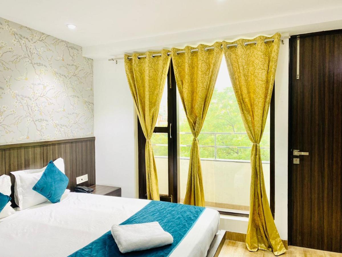 Qotel Hotel Rajouri Garden Above Ritu Marbles, Near Rajouri Garden Metro Station-Couple Friendly Yeni Delhi Dış mekan fotoğraf