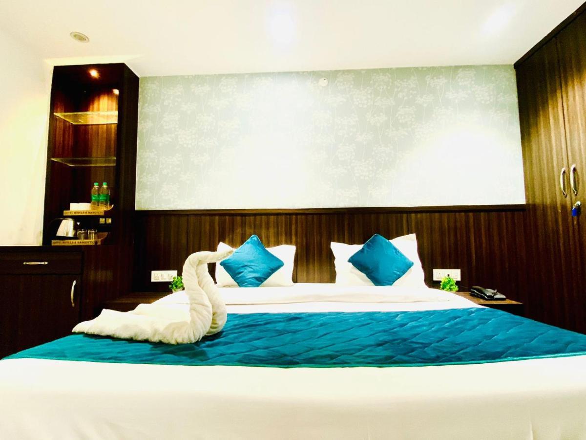 Qotel Hotel Rajouri Garden Above Ritu Marbles, Near Rajouri Garden Metro Station-Couple Friendly Yeni Delhi Dış mekan fotoğraf
