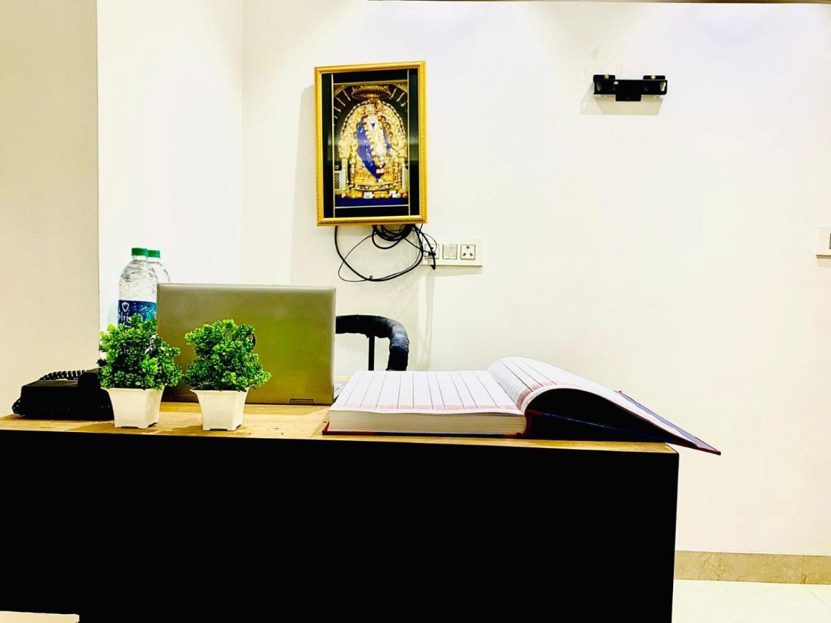Qotel Hotel Rajouri Garden Above Ritu Marbles, Near Rajouri Garden Metro Station-Couple Friendly Yeni Delhi Dış mekan fotoğraf