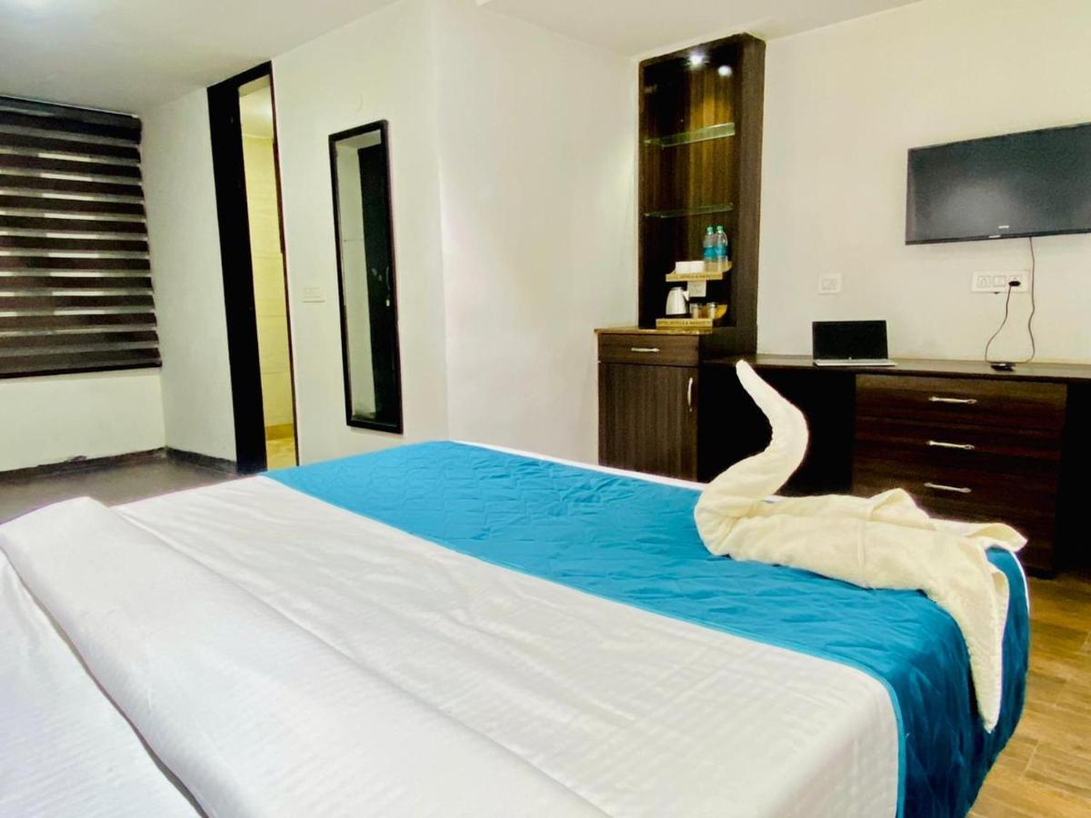 Qotel Hotel Rajouri Garden Above Ritu Marbles, Near Rajouri Garden Metro Station-Couple Friendly Yeni Delhi Dış mekan fotoğraf